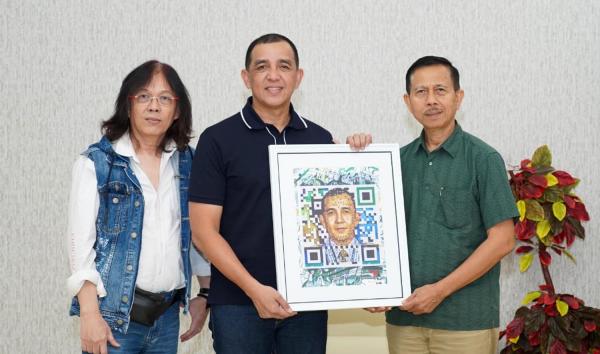 Mayjen Rudy Saladin Menerima Lukisan QR Art, Perpaduan Seni dan Teknologi Digital