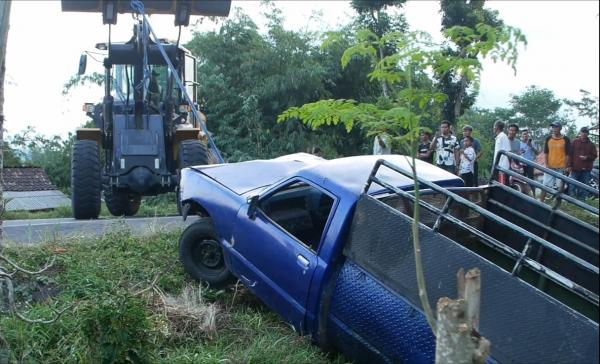 Sopir Kurang Mahir, Pikap Angkut 19 Buruh Tani Terjun ke Parit 6 Penumpang Luka-Luka