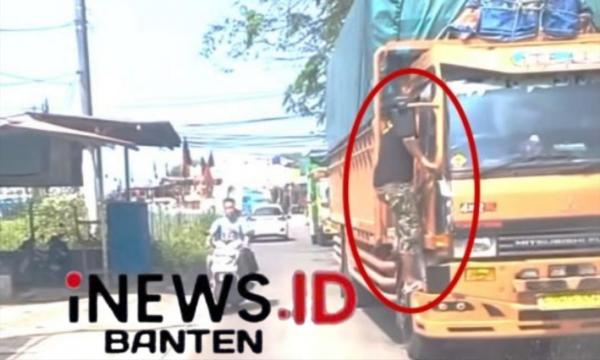 Viral Seorang Preman di Bogor Palak Supir Truk yang Sedang Berjalan
