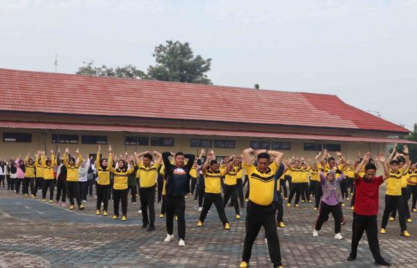 Senam Polri dengan masyrakat Pererat silaturahmi