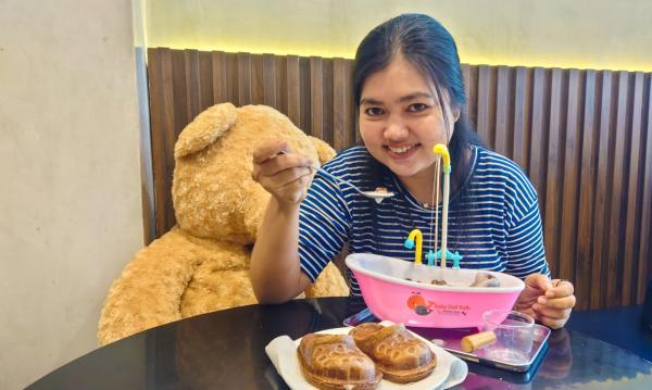 Unik, Waffle Bentuk Sandal di Sidoarjo Jadi Incaran Warga