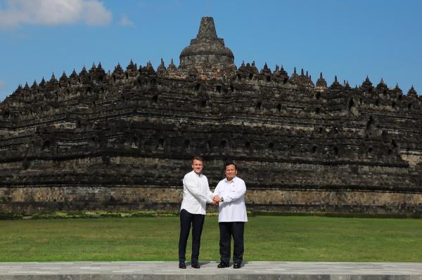 Presiden Prancis ke Candi Borobudur Bersama Prabowo, Sampaikan Kekaguman dan Hormat untuk Indonesia