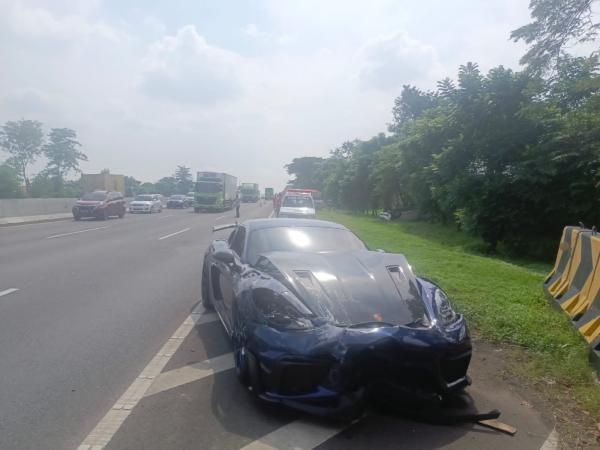 Tabrakan Maut di Tol Sidoarjo: Porsche Hantam Rush, Satu Keluarga Terluka Parah!