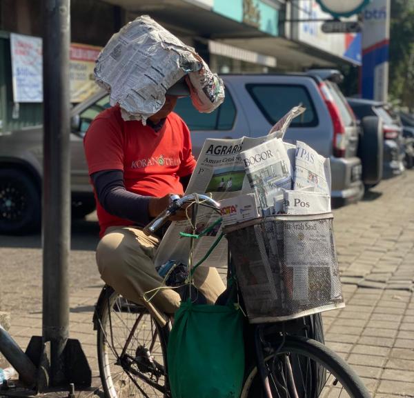 Meski Sepi Pembeli, Maman Tak Pernah Henti Edarkan Koran Meski Sepi Pembeli, Maman Tak Pernah Henti Edarkan Koran