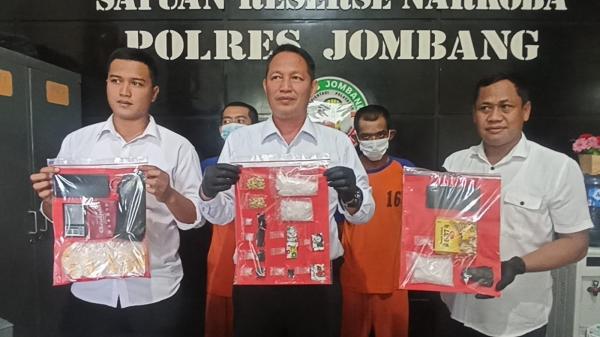 Dua Pengedar Narkoba di Jombang Diciduk Polisi, 2 Ons Sabu dan Puluhan Ekstasi Disita