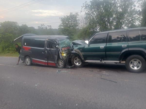 BREAKING NEWS Kecelakaan Maut Ambulans Ditabrak Land Cruiser, Sopir dan Pasien Tewas