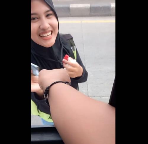 Viral, Tukang Parkir Berhijab Berparas Cantik bikin Netizen Pengen Halalin!