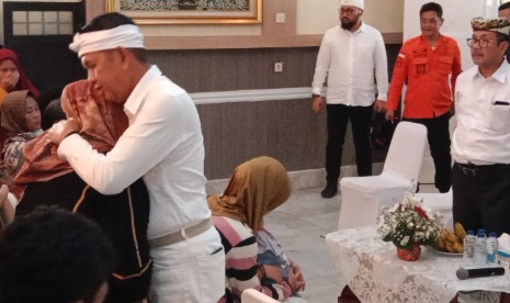 BREAKING NEWS : Korban Longsor Gunung Kuda Cirebon Terima Santunan 50 Juta, KDM Peluk Penuh Haru
