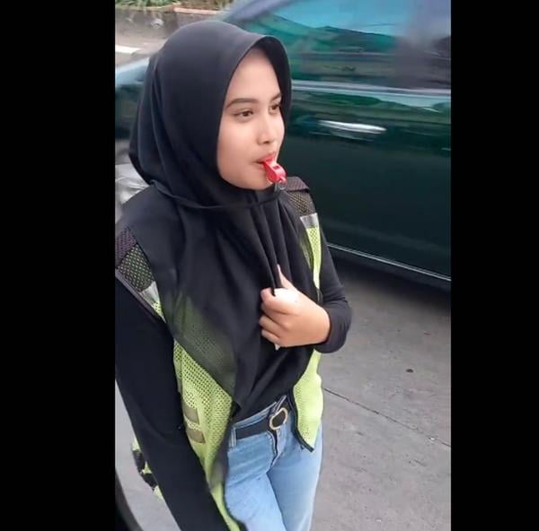 Viral, Tukang Parkir Cantik Berhijab bikin Warganet Langsung Ngajak ke KUA!