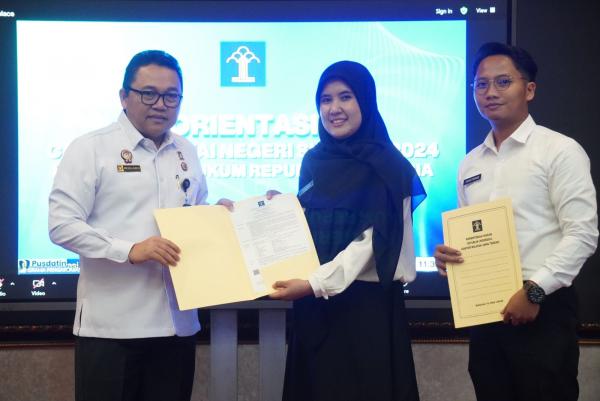 Kakanwil Kemenkum Jateng Serahkan SK CPNS Tahun 2024: Tegaskan Pentingnya Integritas-BerAKHLAK