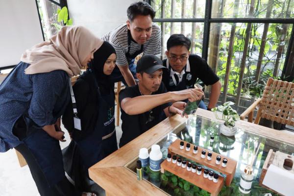 Rahasia Foto Produk Menarik, Pewarta Foto Surabaya Bagikan Kiat Jitu!