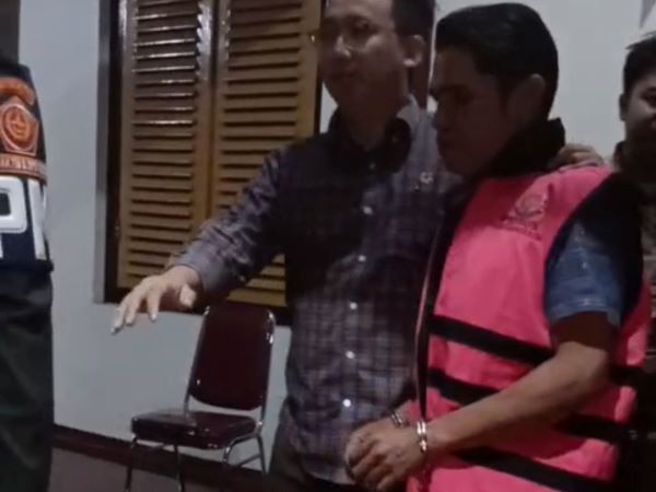 Ketika Kakak Eks Bupati Blitar Pakai Rompi Pink dan Diborgol