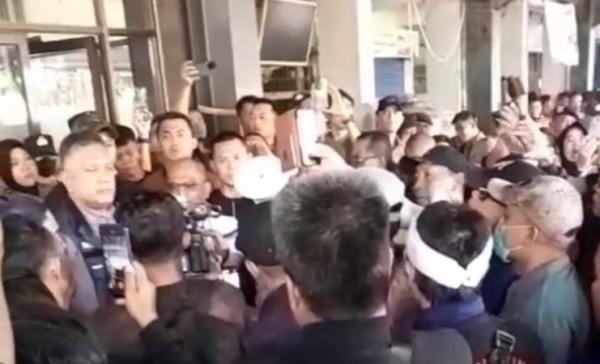 Ratusan Pedagang Kota Bandung Geruduk Perumda Pasar Juara, Direktur: Terima Kasih Aspirasinya