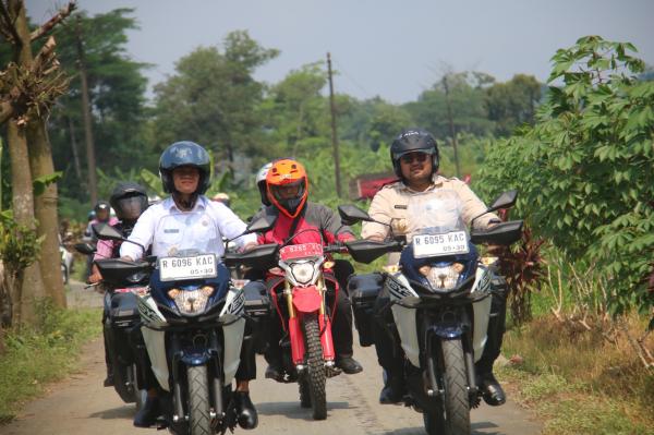 Naik Motor, Bupati Purbalingga Tinjau Langsung Jalan Rusak dan Persoalan Sampah