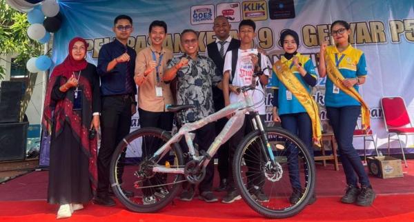 Sepotong Roti Jadi Kunci Suksesnya Gelaran Pelepasan Siswa SMPN 1 Karawang Timur