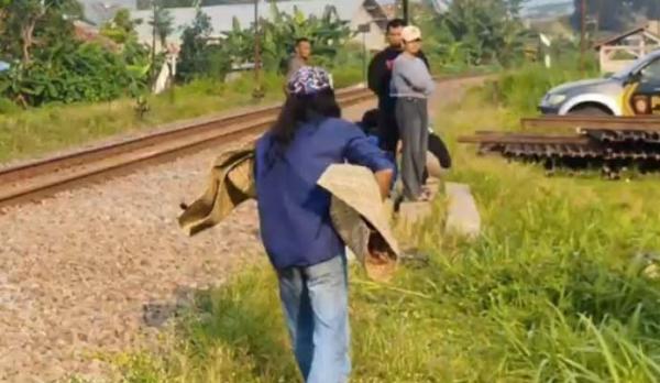 Tragis! Balita 3 Tahun Tewas Tertabrak Kereta Api Gajayana di Tulungagung TULUNGAGUNG – Sebuah insid