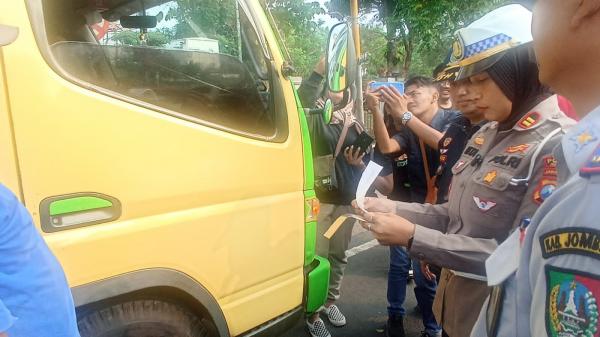 Menuju Zero ODOL, Petugas Gabungan Hentikan Truk Bermuatan Berat di Jombang