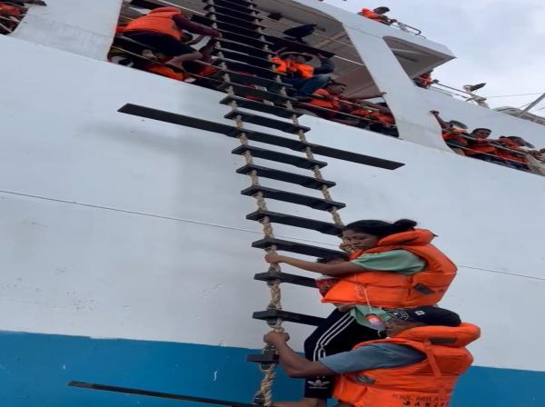 Kapal Ferry Banjarmasin-Surabaya Terbakar di Perairan Bawean, Evakuasi Dramatis di Tengah Laut