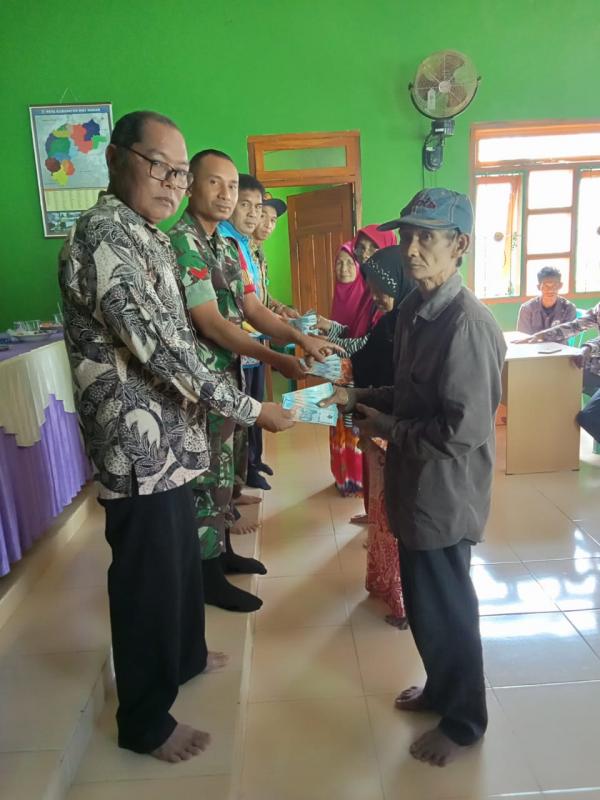 Jelang Idul Adha, Pemerintah Kampung Simpang Tiga Salurkan BLT-DD Triwulan Kedua ke 24 KPM