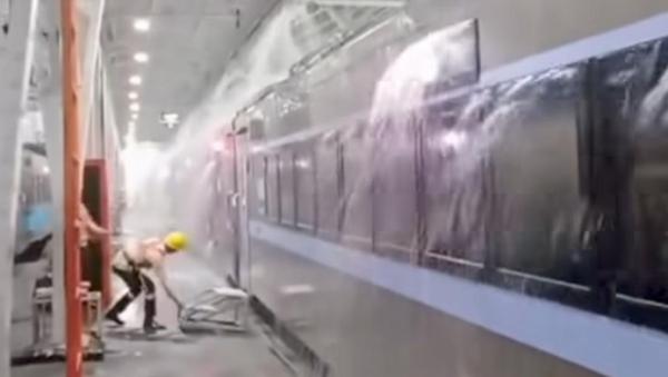 Viral Gerbong KA di Stasiun Purwokerto Diguyur Air Bak Air Terjun, Ini Kata PT KAI!