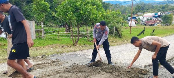 Polsek Miomaffo Barat dan Gandeng OMK Paroki Santa Maria Eban Gotong Royong Perbaiki Jalan Rusak