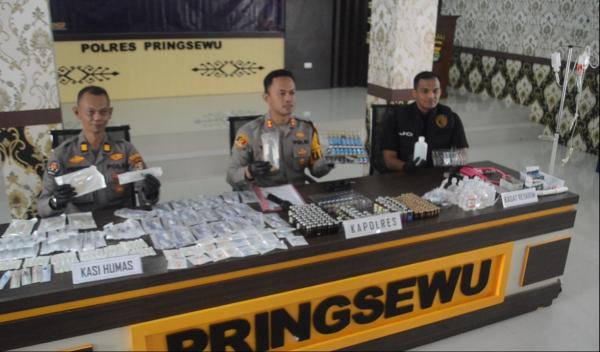 Praktik Infus Whitening Ilegal di Pringsewu Digerebek Polisi, Ratusan Barang Bukti Disita