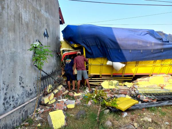Dramatis! Proses Evakuasi Kernet Terjepit Akibat Truk Tabrak Pagar Rumah Warga di Jombang