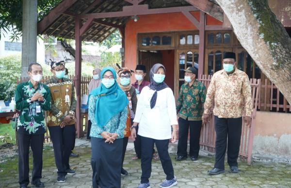 Wabup dan TP PKK Bojonegoro Awasi Langsung Bantuan Gizi bagi Warga Rentan