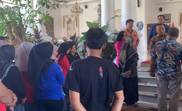 Paska Penggeledahan Kantor Dispendukcapil, Puluhan Pegawai Datangi Rumah Bupati Ponorogo
