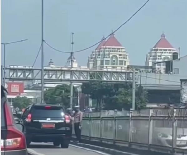 Viral Aksi 2 Polisi Hormat ke Mobil Pejabat Terobos Jalur TransJakarta, Polda Metro Bilang Begini! 