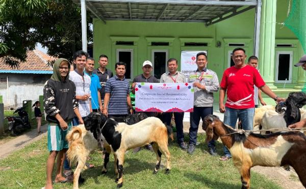 Lotte Chemical Indonesia Salurkan Hewan Kurban dan Kebutuhan Pokok untuk Warga Sekitar Perusahaan