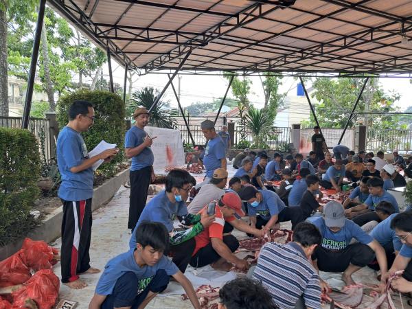 Semangat Idul Adha, DKM Nurul Musthofa Permata Safira Kota Serang Salurkan 54 Hewan Kurban ke Warga