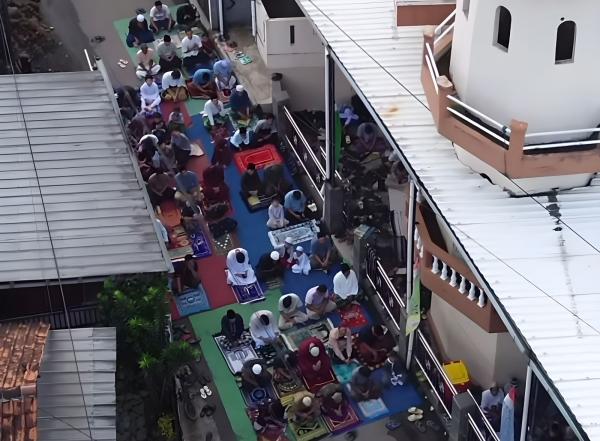 FOTO: Warga Cilebut Barat Shalat Idul Adha 1446 H di Masjid Syarikatul Anwar