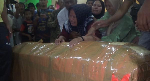 Tangis Histeris Sambut Kedatangan Jenazah Korban Penembakan KKB di Purwakarta