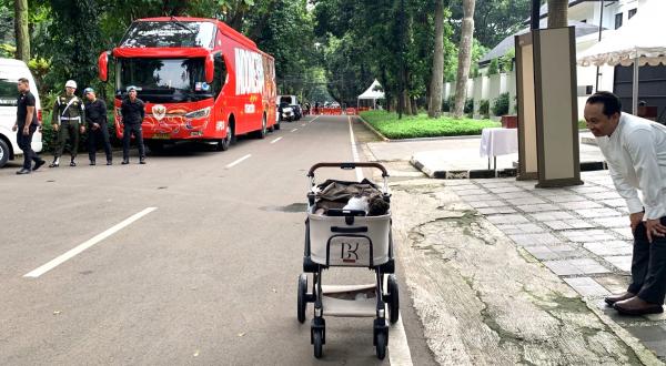 Timnas Kalahkan China, Kucing Prabowo Kalahkan Semua Hati: Momen Gemas di Kertanegara!