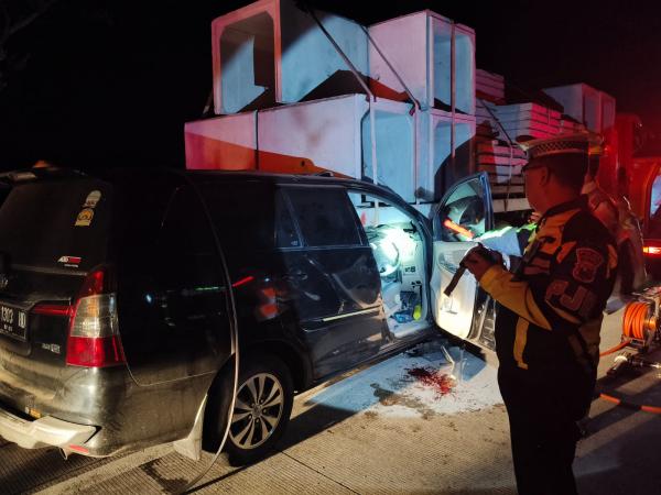 Kecelakaan Lalu Lintas! Innova Tabrak Truk Muatan Beton di Tol Jombang, 3 Orang Tewas