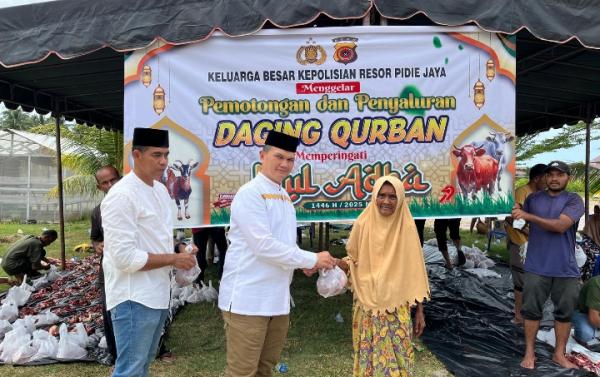 Polres Pidie Jaya Salurkan 200 Kantong Daging Qurban Ke Warga Kurang Mampu