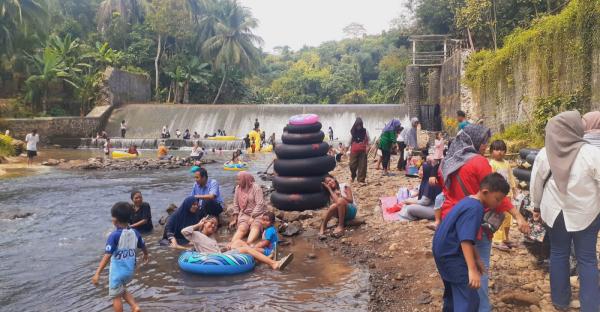 Ramai Banget! Wisata Bendungan Cisurog Jadi Favorit Warga di Libur Idul Adha