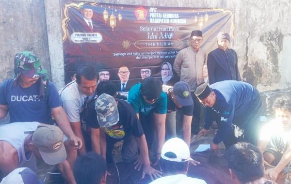 Gerindra Kuningan Sembelih Tiga Ekor Sapi, Bagikan Ratusan Paket Daging Kurban