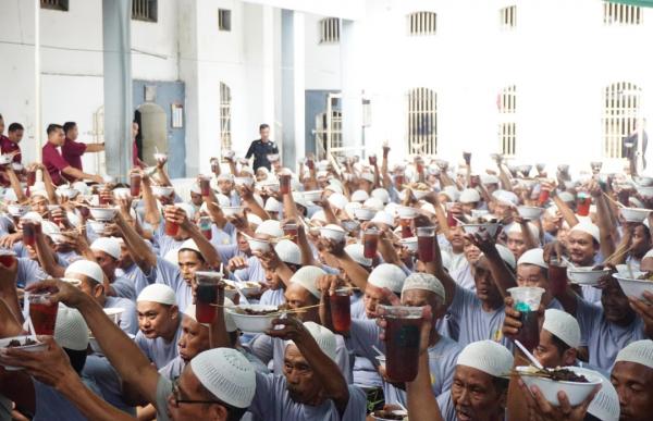 Nyate Bareng di Lapas Mojokerto, Begini Cara Rayakan Idul Adha dengan Kebersamaan Nyate Bareng di Lapas Mojokerto, Begini Cara Rayakan Idul Adha dengan Kebersamaan
