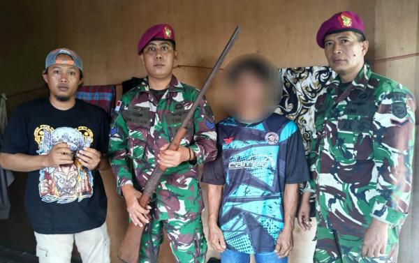 Warga Serahkan Senjata Rakitan kepada Satgasmar Pam Ambalat XXX di Perbatasan Nunukan