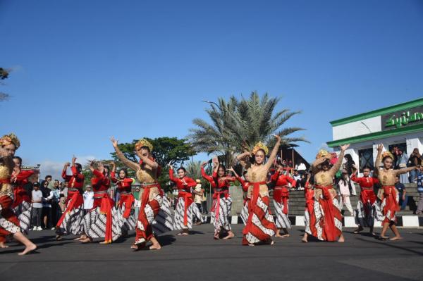 Melihat Kemeriahan Pelestarian Budaya Lewat Helaran Heman Ka Budak di CFD Kuningan