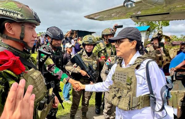 Kunjungan Berisiko: Sri Mulyani dan Menhan Tinjau Nduga Pakai Rompi Antipeluru