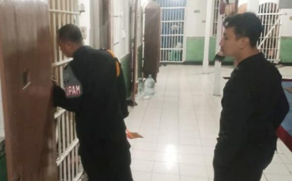 Deteksi Dini Dibalik Jeruji Lapas Jombang saat Libur Iduladha, Penjaga Kontrol Keliling Hunian Napi