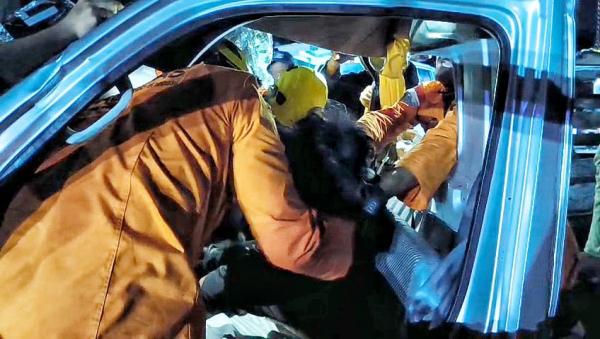 Kecelakaan di Jalan Trans Kalimantan, Sopir Mobil Pikap Terjepit Usai Tabrakan dengan Truk