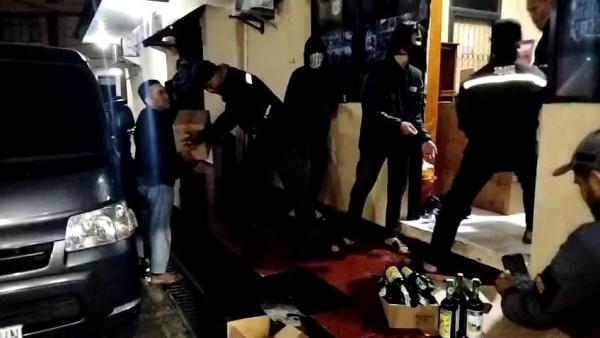 Mobil Pembawa Ribuan Botol Miras Digerebek Ormas Islam di Dekat Rumah Wali Kota Tasikmalaya