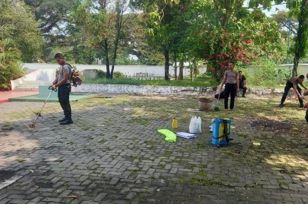 Anggota Polres Grobogan Bersihkan Taman Makam Pahlawan, Kapolres Beri Pesan Menyentuh