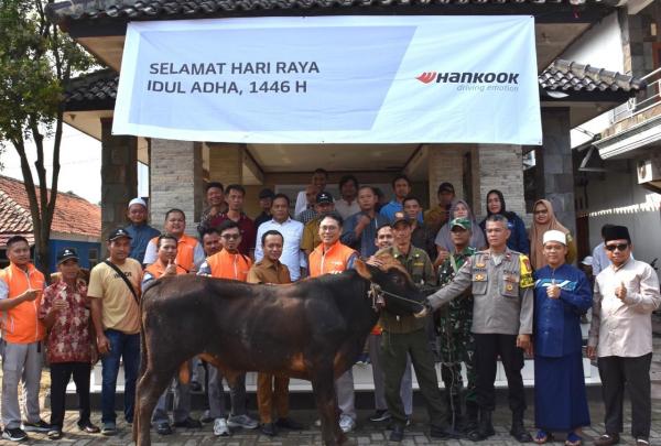 Perusahaan Korea Ini Konsisten 14 Tahun Serahkan Hewan Kurban untuk Warga Bekasi