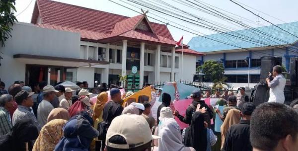 Puluhan Orang Gelar Aksi Persoalkan Putusan Wanprestasi Koppsa-M di Pengadllan Tinggi Riau