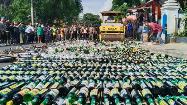 Polres Tasikmalaya Kota Musnahkan Ribuan Botol Miras dan Knalpot Brong